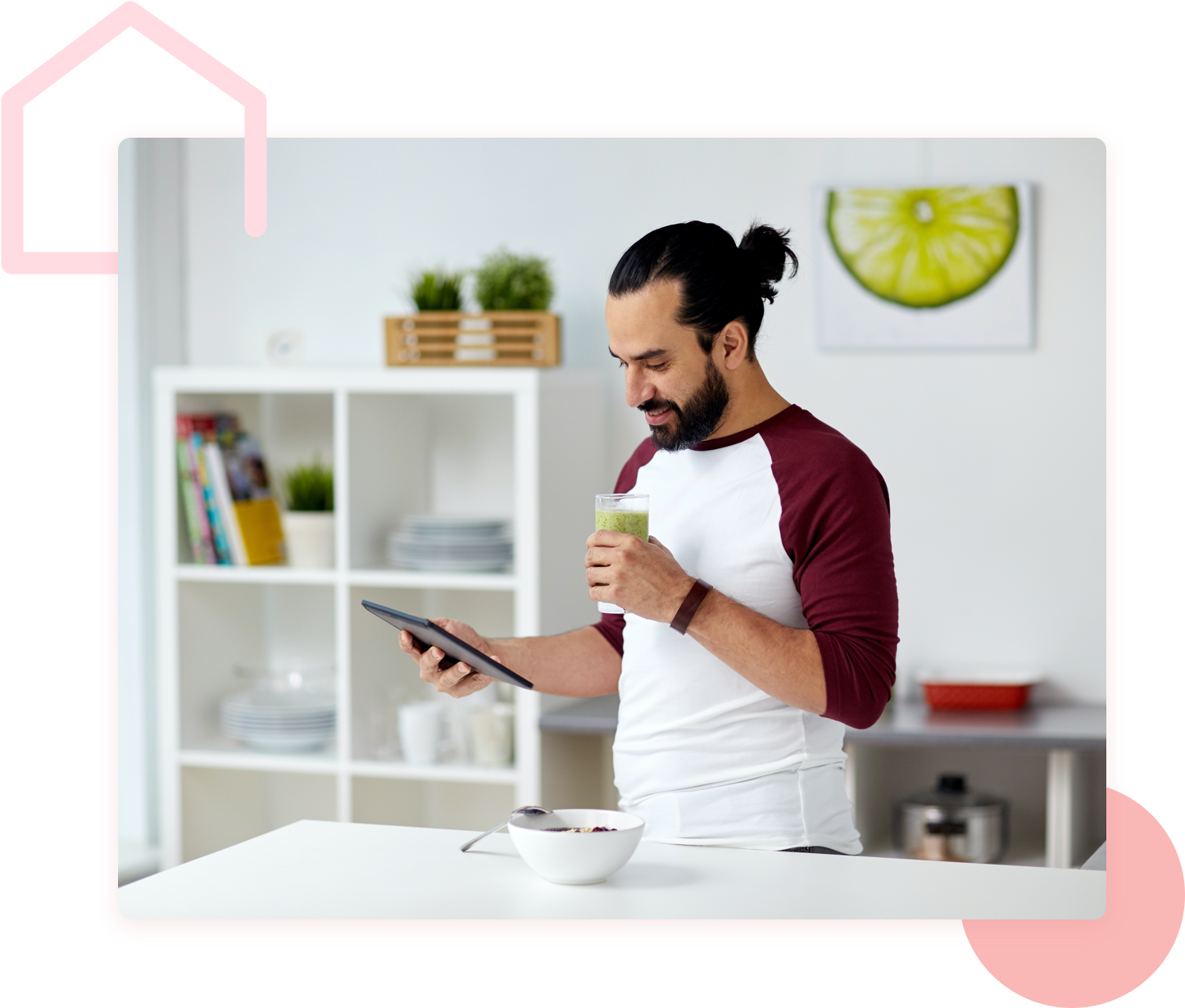 homme lit sa tablette